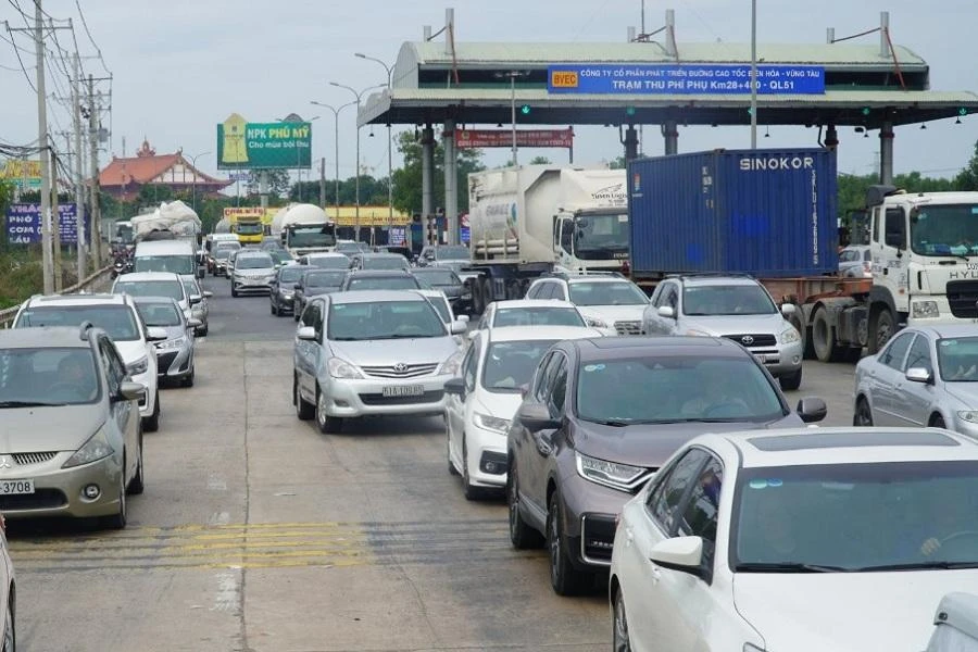 Kẹt xe tại trạm thu phí Quốc lộ 51. Ảnh: VH.