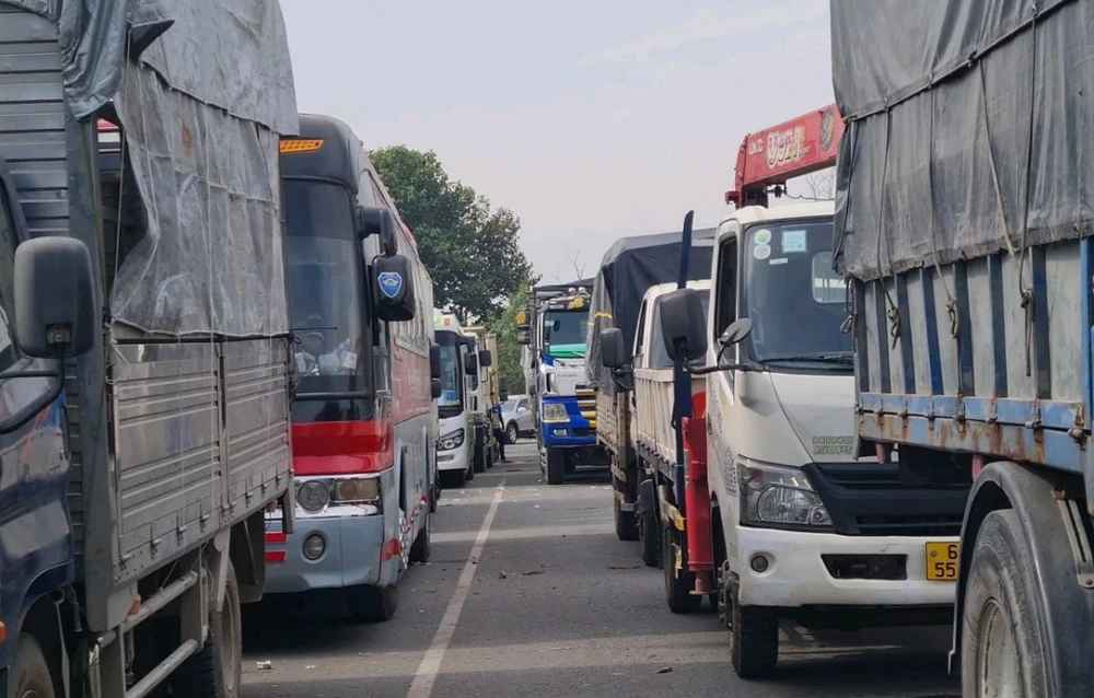 Xe xếp thành 2 hàng dài chờ đăng kiểm tại Trung tâm đăng kiểm xe cơ giới 60.05D (đường Võ Nguyên Giáp, TP. Biên Hòa). Ảnh: VŨ HỘI.