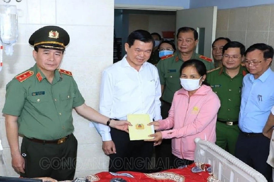 Thứ trưởng Bộ Công an Lê Quốc Hùng tặng quà động viên gia đình Đại úy Nguyễn Thế Đức. Ảnh: CAĐN.