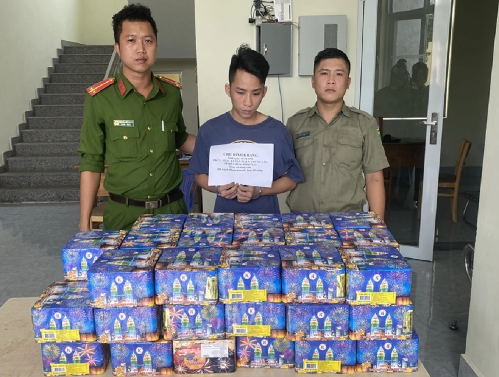 Chu Đình Khang bị bắt cùng tang vật 82kg pháo. Ảnh: VH Chu Đình Khang bị bắt cùng tang vật 82kg pháo. Ảnh: VH