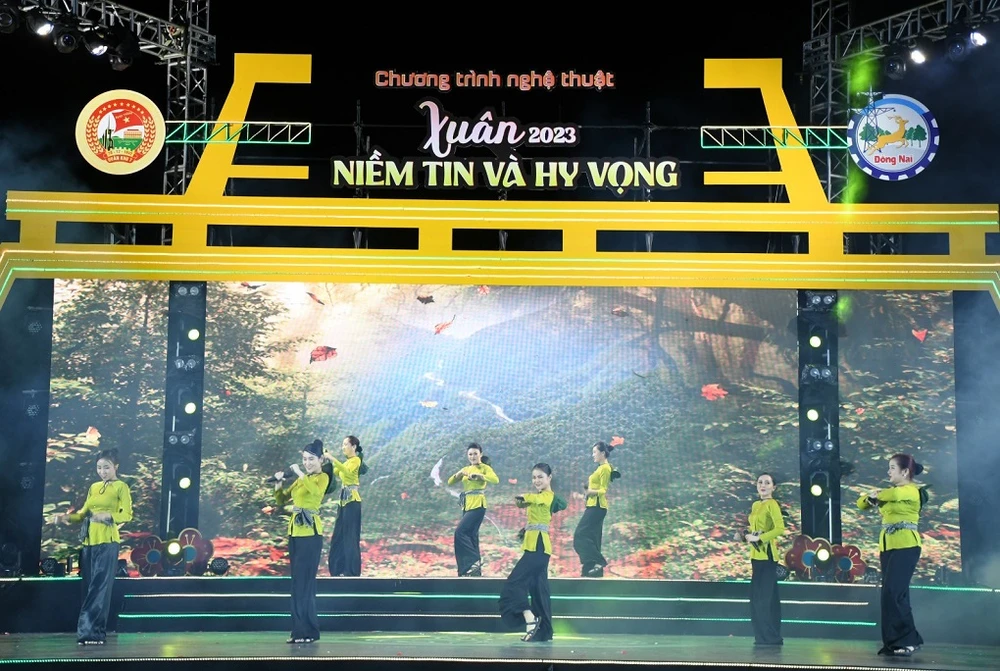 Tiết mục văn nghệ trong chương trình nghệ thuật "Xuân 2023 niềm tin và hy vọng". Ảnh: VH.