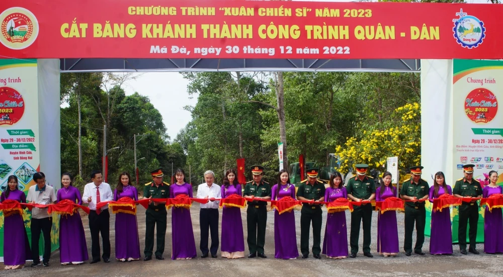 Các đại biểu cắt băng khánh thành con đường giao thông nông thôn tại ấp 4 (xã Mã Đà, huyện Vĩnh Cửu). Ảnh: Báo Quân khu 7.