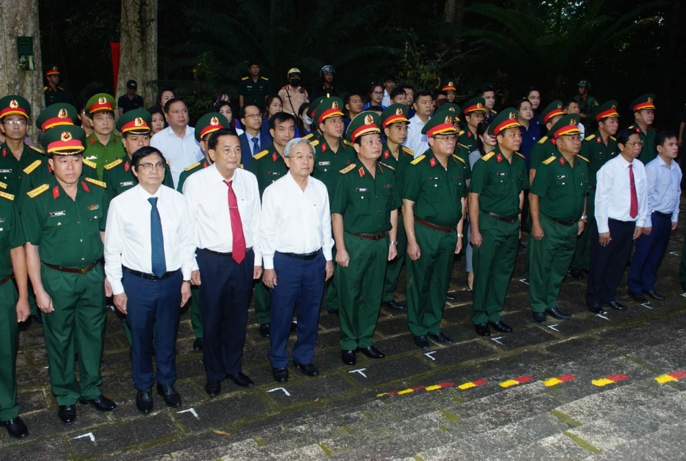 Đoàn đại biểu dự "Chương trình Xuân chiến sĩ 2023" viếng Khu căn cứ Trung ương Cục miền Nam (Chiến khu Đ). Ảnh: Báo Quân khu 7.