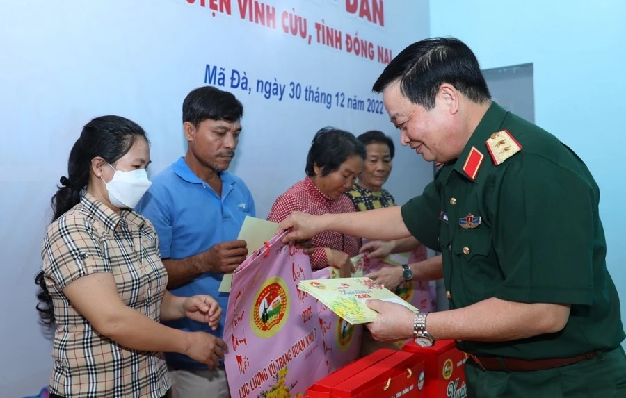 Trung tướng Trần Hoài Trung, Bí thư Đảng ủy, Chính ủy Quân khu 7 trao quà cho người dân có hoàn cảnh khó khăn (Ảnh: Huy Anh)