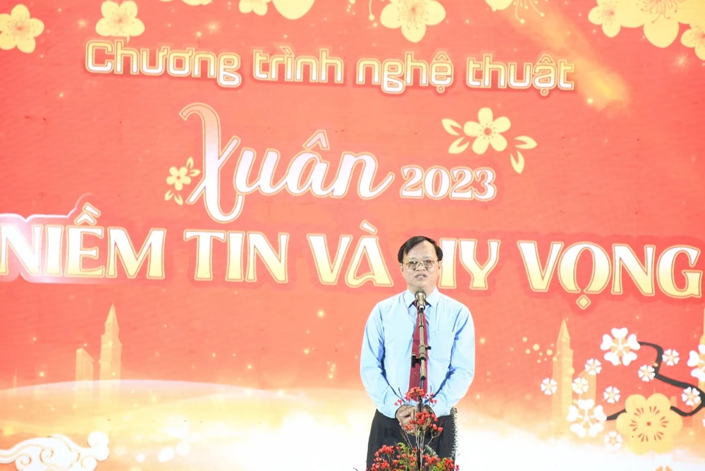 Ông Cao Tiến Dũng, Chủ tịch UBND tỉnh Đồng Nai phát biểu tại chương trình “Xuân 2023 niềm tin và hi vọng”. Ảnh: VŨ HỘI.