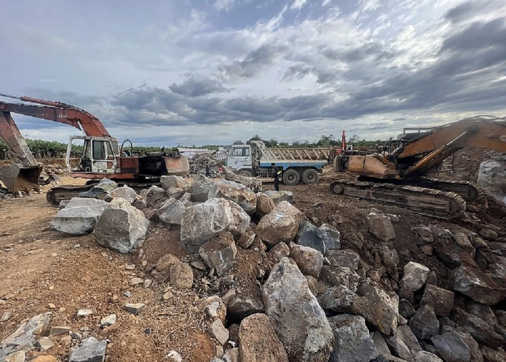 Khu đất rộng khoảng 10.000m2 phát hiện máy xúc đang hoạt động chuyển đá lên 1 xe vận chuyển ra bên ngoài. Ảnh: CA.