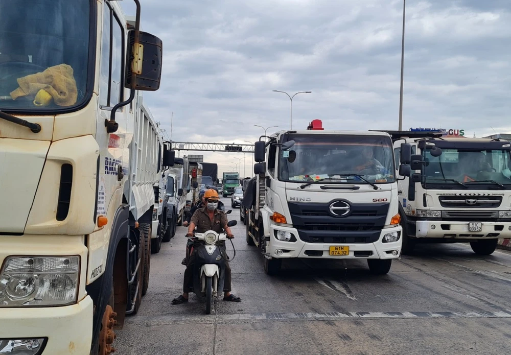 Xe ô tô xếp hàng dài trên đường Võ Nguyên Giáp chờ đăng kiểm đã lấn hết làn đường xe máy. Ảnh: VH. Xe ô tô xếp hàng dài trên đường Võ Nguyên Giáp chờ đăng kiểm đã lấn hết làn đường xe máy. Ảnh: VH.