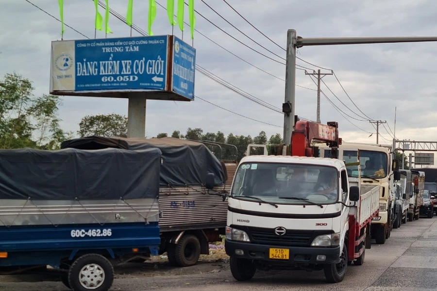 Các địa phương, đơn vị rà soát, chấn chỉnh, không để xảy ra tình trạng ùn tắc tại các trung tâm đăng kiểm xe cơ giới. Ảnh: PLO