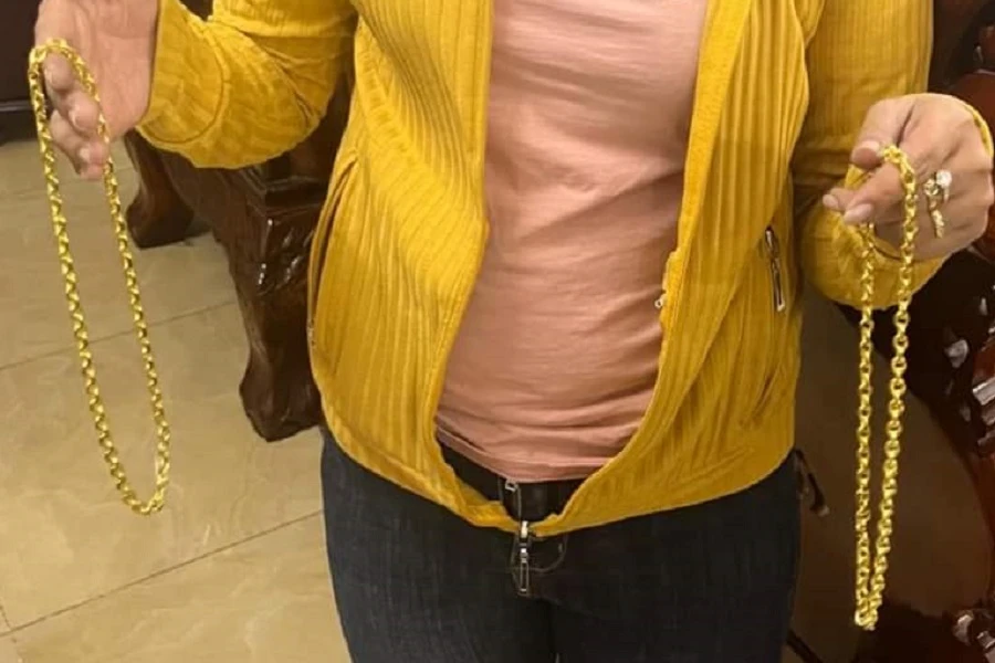 Trang đã dùng sợi dây chuyền vàng giả giống hệt sợi dây thật để lừa cầm cố nhưng bị chủ tiệm vàng phát hiện. Ảnh:CTV