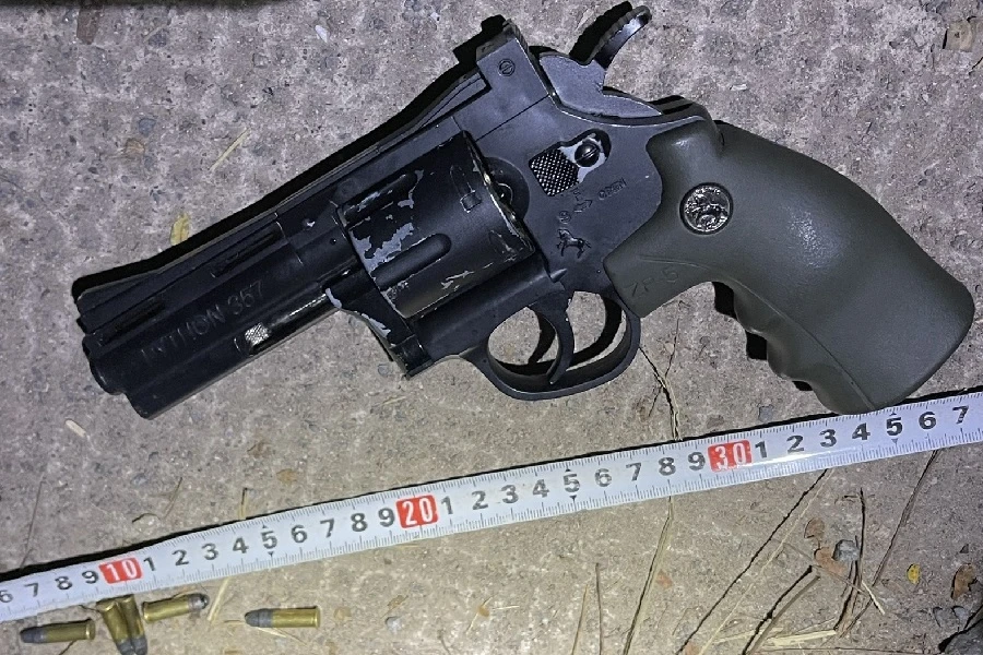 Khẩu súng công an phát hiện khi khám xét trên người một nghi can. Ảnh: CA.