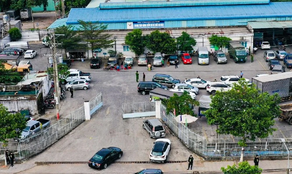 Rất nhiều lực lượng công an tiến hành kiểm tra, khám xét Trung tâm đăng kiểm xe cơ giới 60.04D. Ảnh: VH.