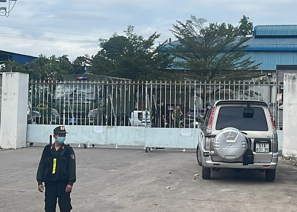 Rất nhiều công an có mặt tại Trung tâm đăng kiểm tiến hành khám xét, lấy lời khai người liên quan. Ảnh: VŨ HỘI.