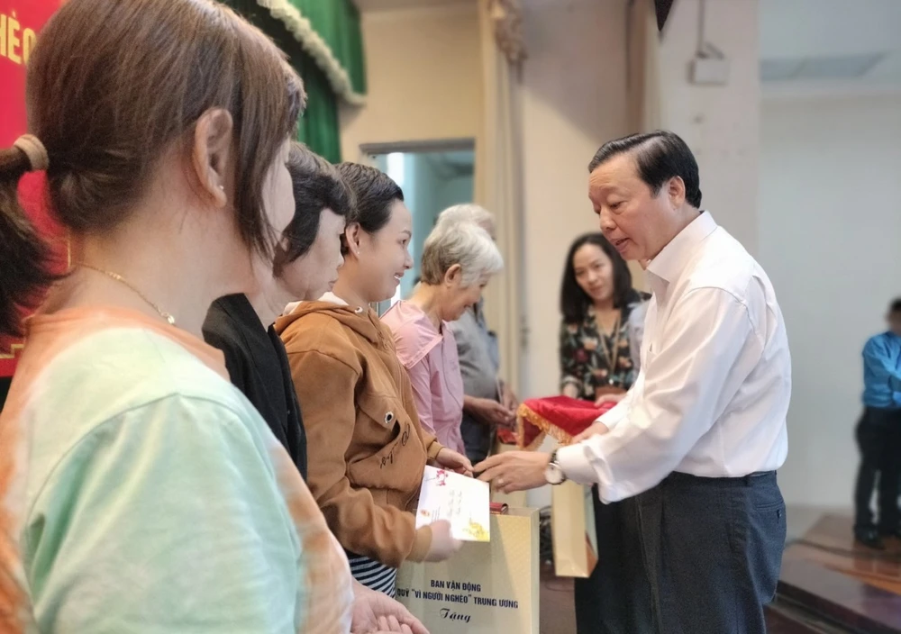 Phó thủ tướng Chính phủ Trần Hồng Hà trao quà Tết cho hộ nghèo, có hoàn cảnh khó khăn. Ảnh: VŨ HỘI.