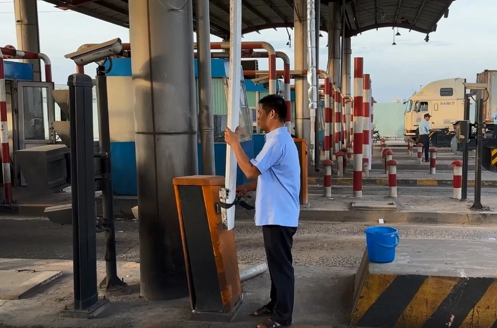 Nhân viên Công ty BVEC đã tháo các thanh chắn ở trạm thu phí. Ảnh: VH.