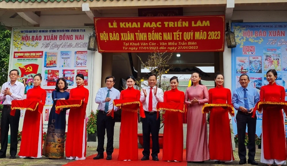 Các đại biểu cắt băng khai mạc triển lãm Hội báo Xuân tỉnh Đồng Nai Tết Qúy Mão 2023.