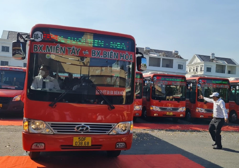 Xe buýt chạy tuyến từ Bến xe Biên Hòa đến bến xe Miền Tây. Ảnh: VH.