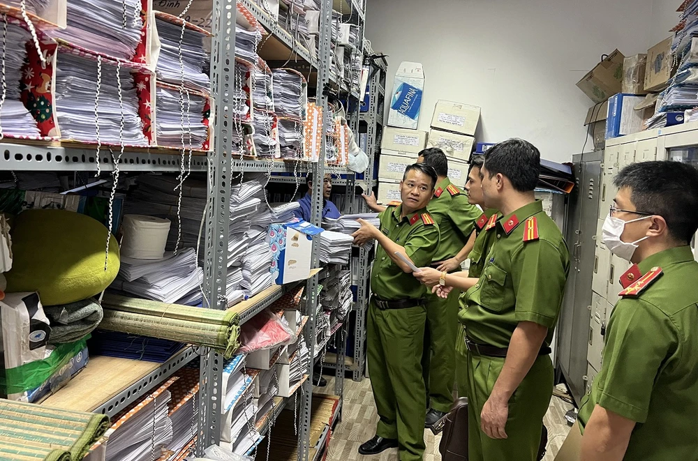 Công an tiến hành khám xét tại Trung tâm đăng kiểm xe cơ giới 60-04