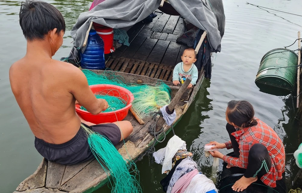 Từ khi lọt lòng mẹ, các em đã quá quen với cảnh sông nước lênh đênh.