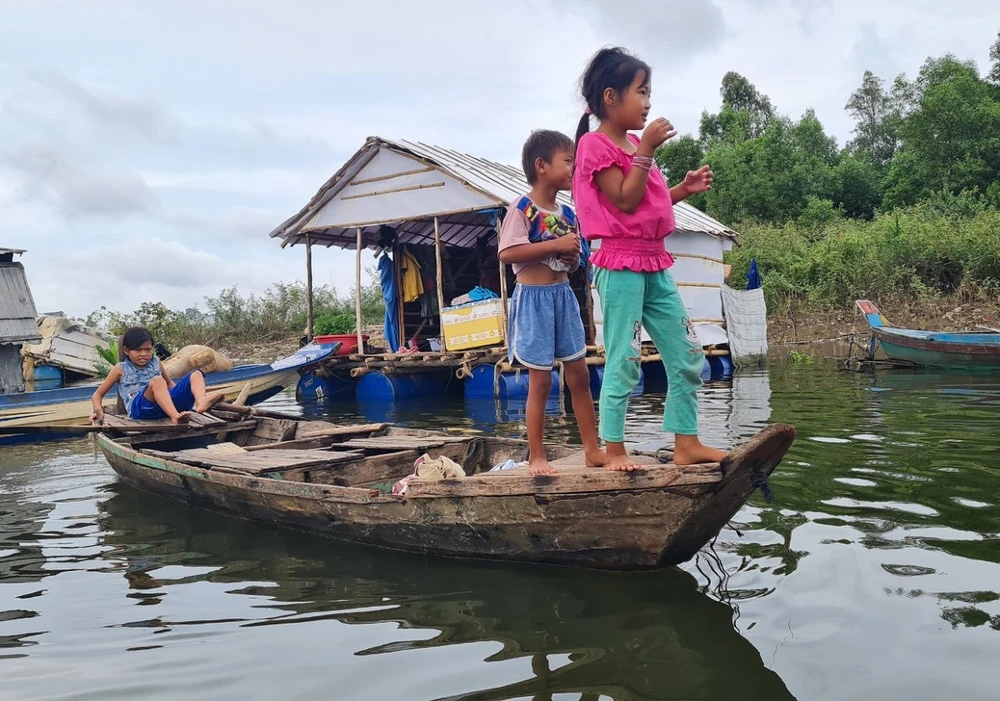 Những đứa trẻ sống dưới lòng hồ Trị An dường như đã quen với việc đi lại dưới sông nước. Vì vậy, tuy còn rất nhỏ đã có kinh nghiệm chèo xuồng trên sông.