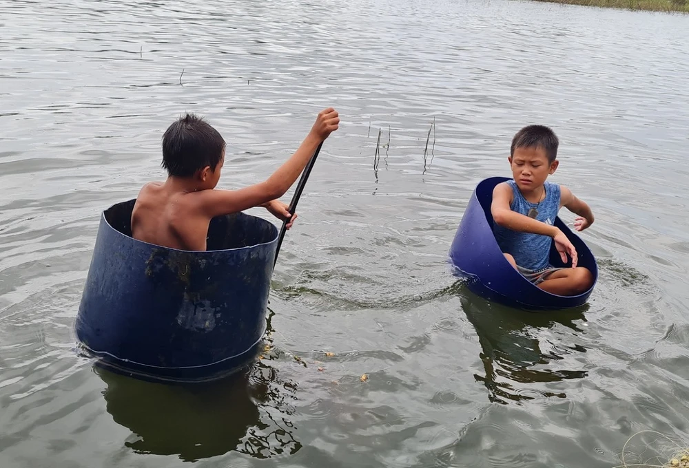 Những hình ảnh quen thuộc hàng ngày của những đứa trẻ dưới lòng hồ Trị An.