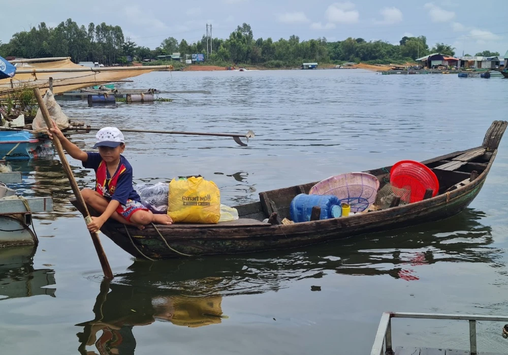 Một số giúp ba mẹ đi thả lưới bắt cá.