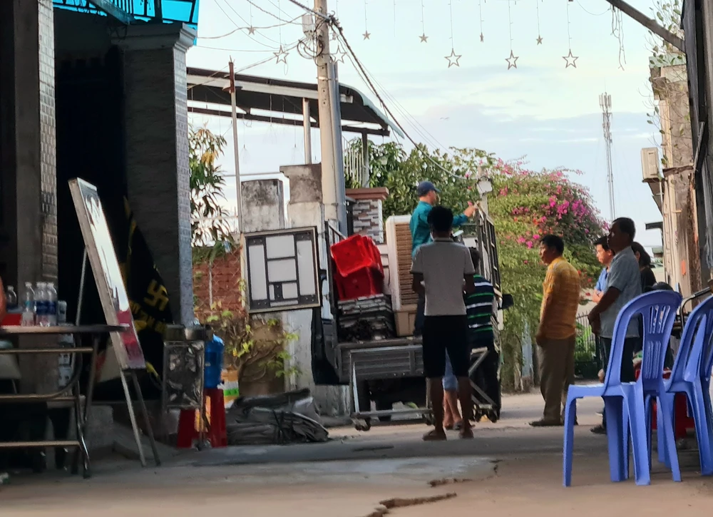 Người thân gia đình nạn nhân bàng hoàng trước sự việc đau lòng. Ảnh VH. Người thân gia đình nạn nhân bàng hoàng trước sự việc đau lòng. Ảnh VH.