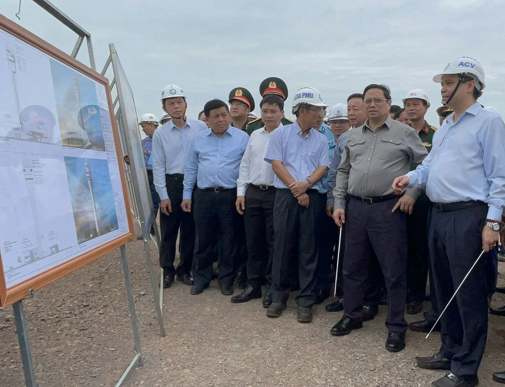 Thủ tướng Chính phủ Phạm Minh Chính nghe báo cáo tiến độ dự án xây dựng sân bay Long Thành. Ảnh: VH.