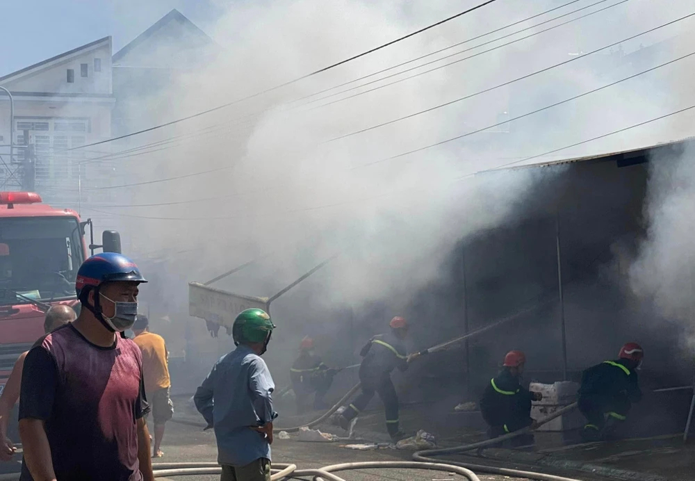 Ngọn lửa nhanh chóng cháy lan sang ki-ốt khác trong chợ. Ảnh: VH