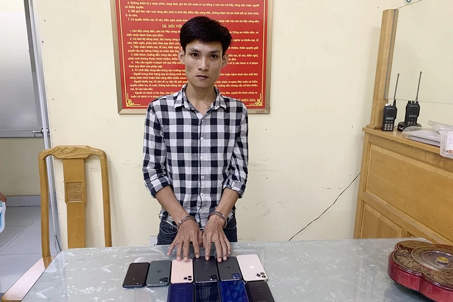 Nghi can Nguyễn Văn Kiển bị bắt cùng tang vật. Ảnh: Công an cung cấp.