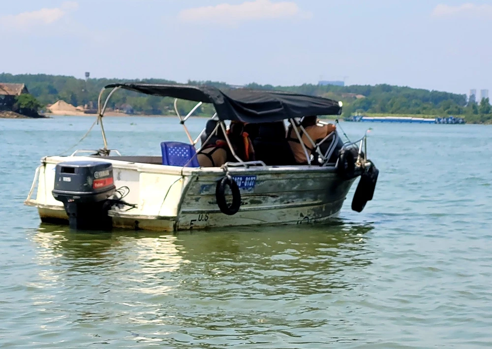 Cơ quan chức năng khám nghiệm hiện trường vụ chìm đò. Ảnh: VH.