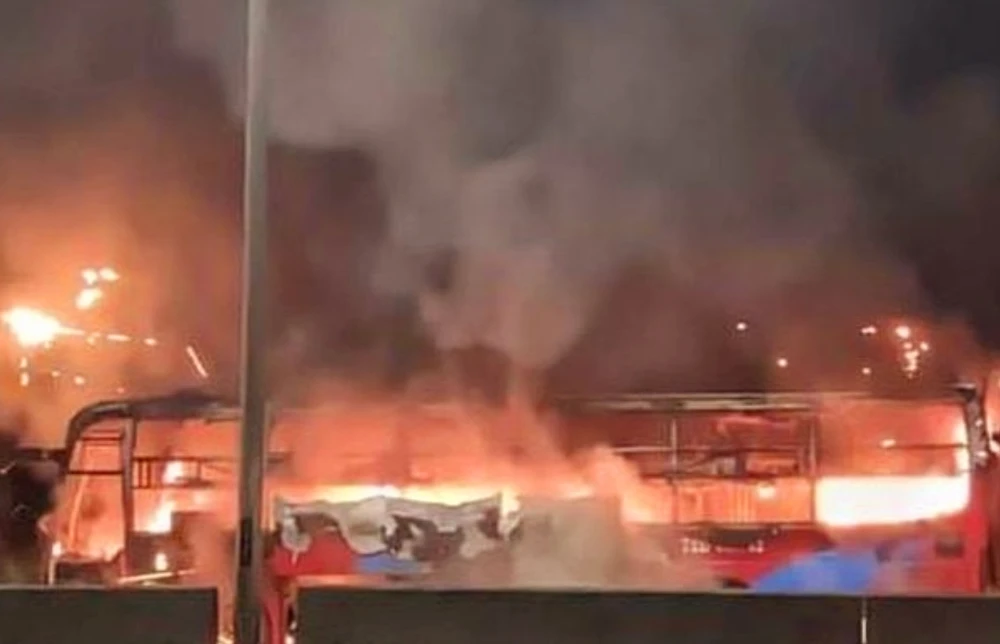 Chiếc xe khách cháy dữ dội. Ảnh: CTV
