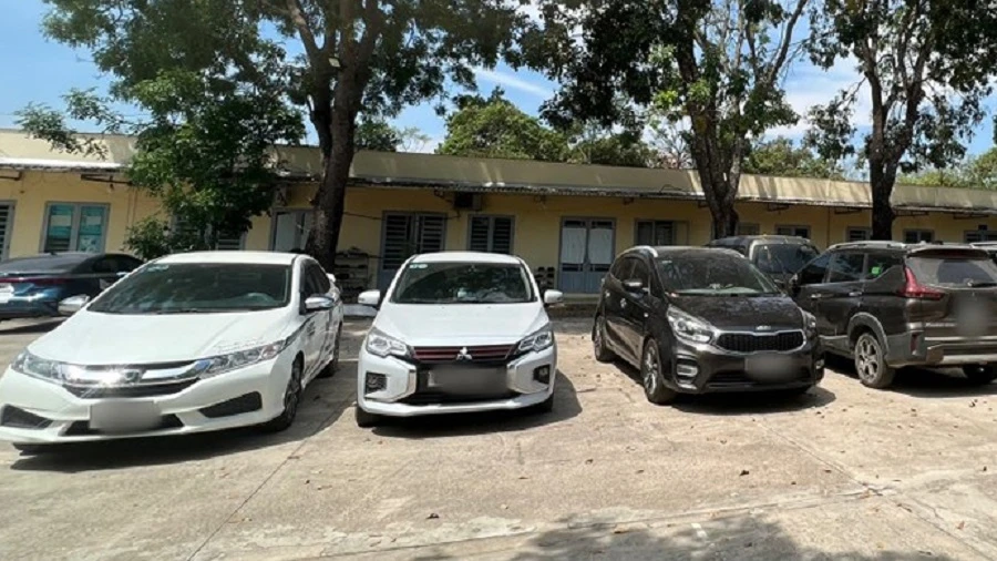 Những chiếc ô tô mà Vương Trung Tá mang đi cầm cố. Ảnh: CA