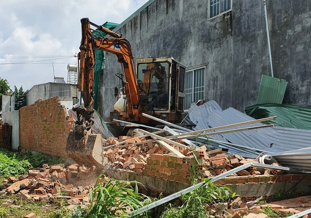 Lực lượng chức năng phường Trảng Dài cưỡng chế một trường hợp xây dựng trái phép.