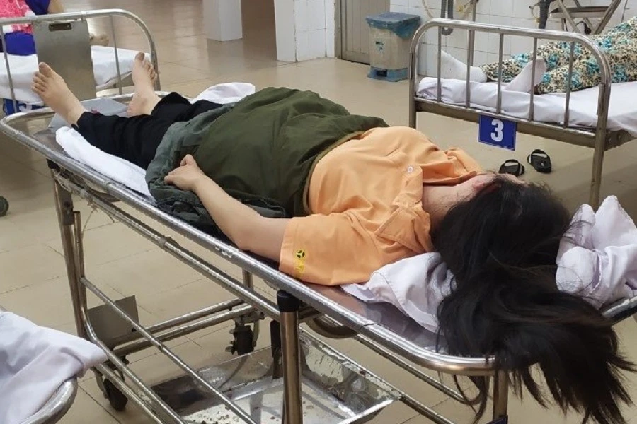 Nữ công nhân bị người quản lý đánh nhập viện. Ảnh: VH.