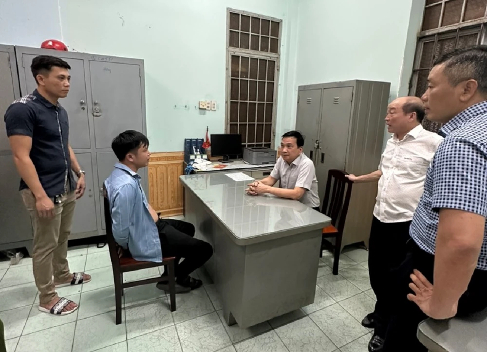 Thiếu tướng Nguyễn Sỹ Quang, Giám đốc Công an tỉnh Đồng Nai trực tiếp lấy lời khai của nghi can. Ảnh: VH.