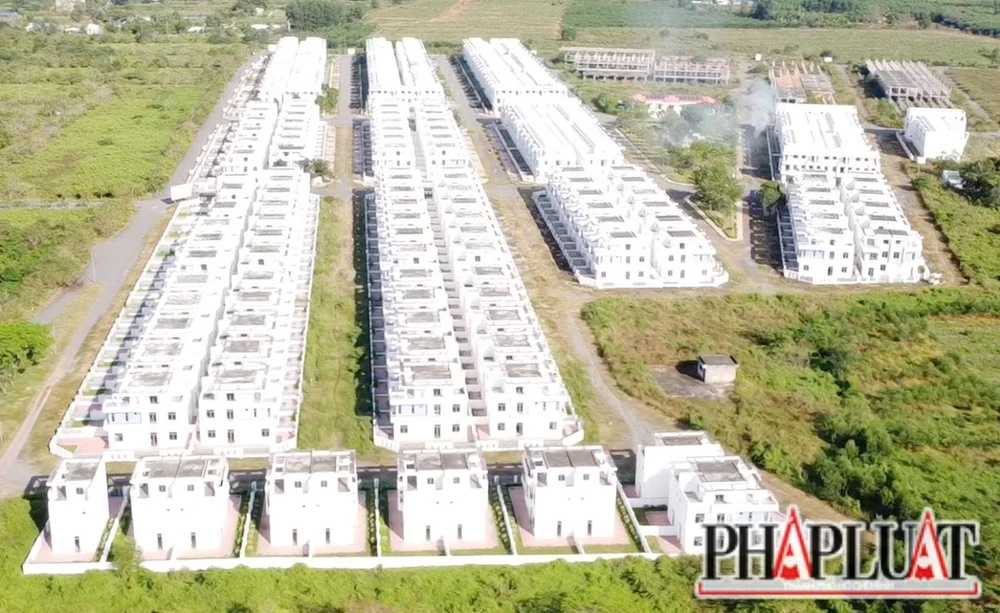 Vụ xây dựng vụ xây dựng 500 căn nhà khi chưa đủ điều kiện xây dựng ở Trảng Bom gây bức xúc trong dư luận. Ảnh: VŨ HỘI.