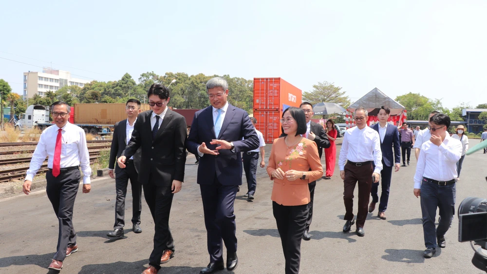 Bà Nguyễn Thị Hoàng - Phó chủ tịch UBND tỉnh Đồng Nai trao đổi với Tổng lãnh sự Trung Quốc tại TP. HCM Ngụy Hoa Tường. Ảnh: VH