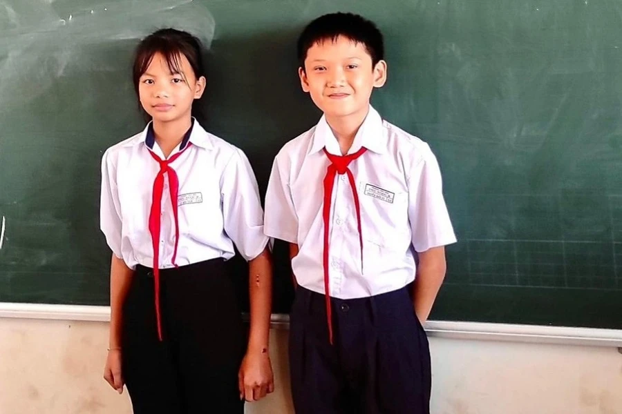 Hai em học sinh lớp 5 nhặt được của tài sản đã mang đến nhà trường để tìm trả người đánh rơi. Ảnh: AX.