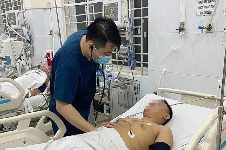 Bác sĩ tiến hành kiểm tra sức khỏe cho một trong 6 người phải nhập viện cấp cứu. Ảnh: Bệnh viện cung cấp.