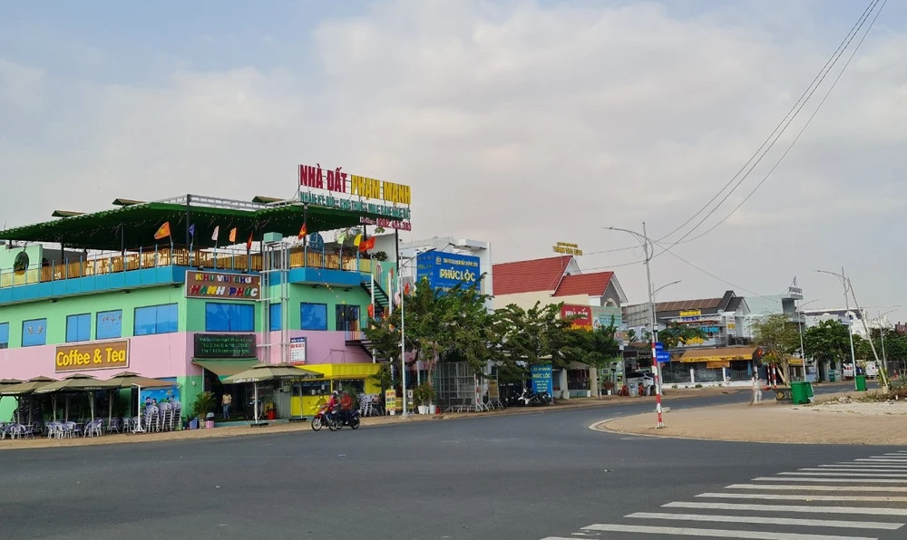 Khu tái định cư gần đường giao thông, gần sân bay; có đầy đủ điện, nước hạ ngầm rất hiện đại.