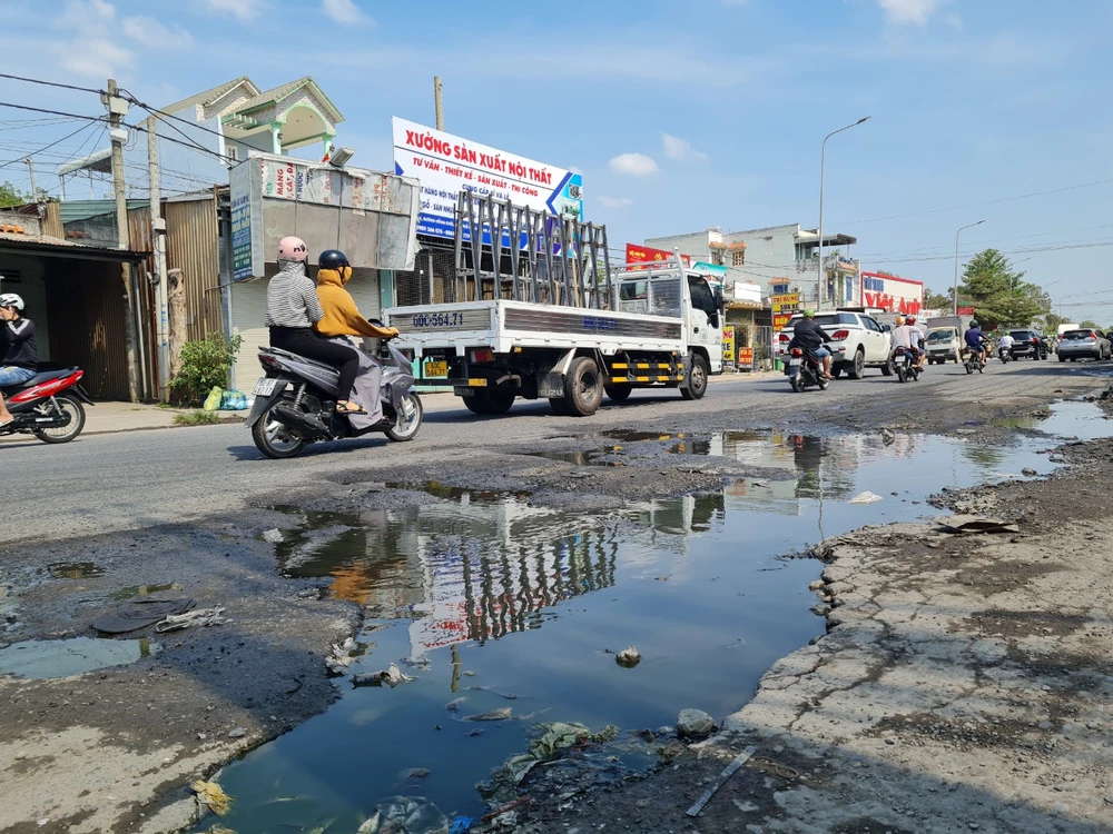 Mặt đường Đồng Khởi không có cống thoát nước vì vậy nước sinh hoạt của người dân chảy tràn ra đường làm hư hỏng mặt đường, ô nhiễm mùi hôi thối. Ảnh chụp ngày 27-3.
