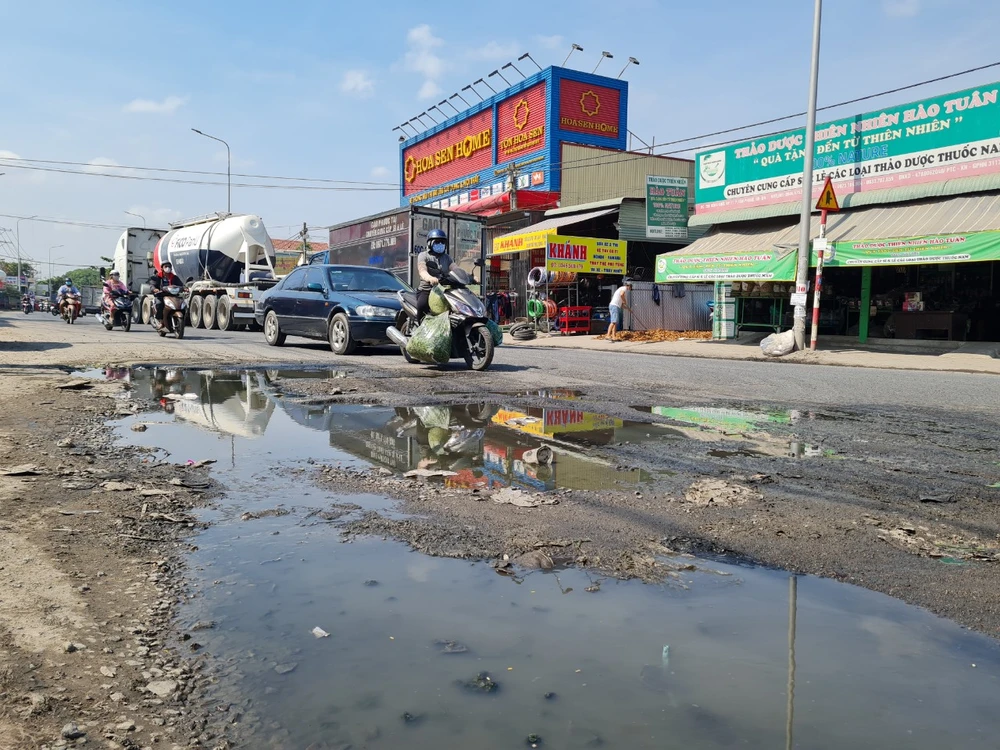 Do đường Đồng Khởi không có cống thoát nước nên dù trời không mưa nhưng mặt đường lúc nào cũng đọng nước, hư hỏng gây nguy hiểm cho người tham gia giao thông nhưng chủ đầu tư không hề có động thái sửa chữa.