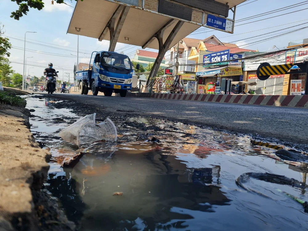 Ngay trạm thu phí trên đường Đồng Khởi, mặt đường hẹp và bên đường không có cống thoát nước vì vậy nước thải sinh hoạt của người dân chảy tràn ra đường.