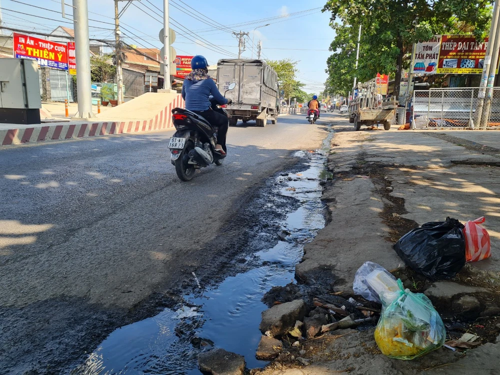 Nước sinh hoạt chảy thành dòng ngay trạm BOT Đồng Khởi.