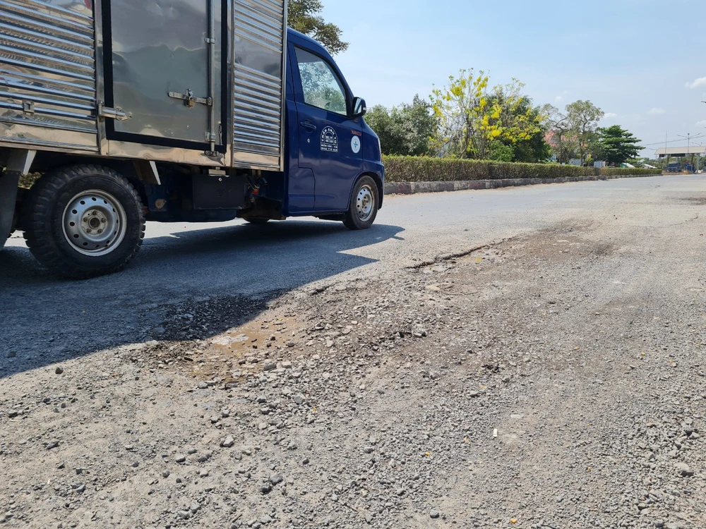 Mặt đường trong dự án BOT đường 768 xuất hiện nhiều ổ gà.