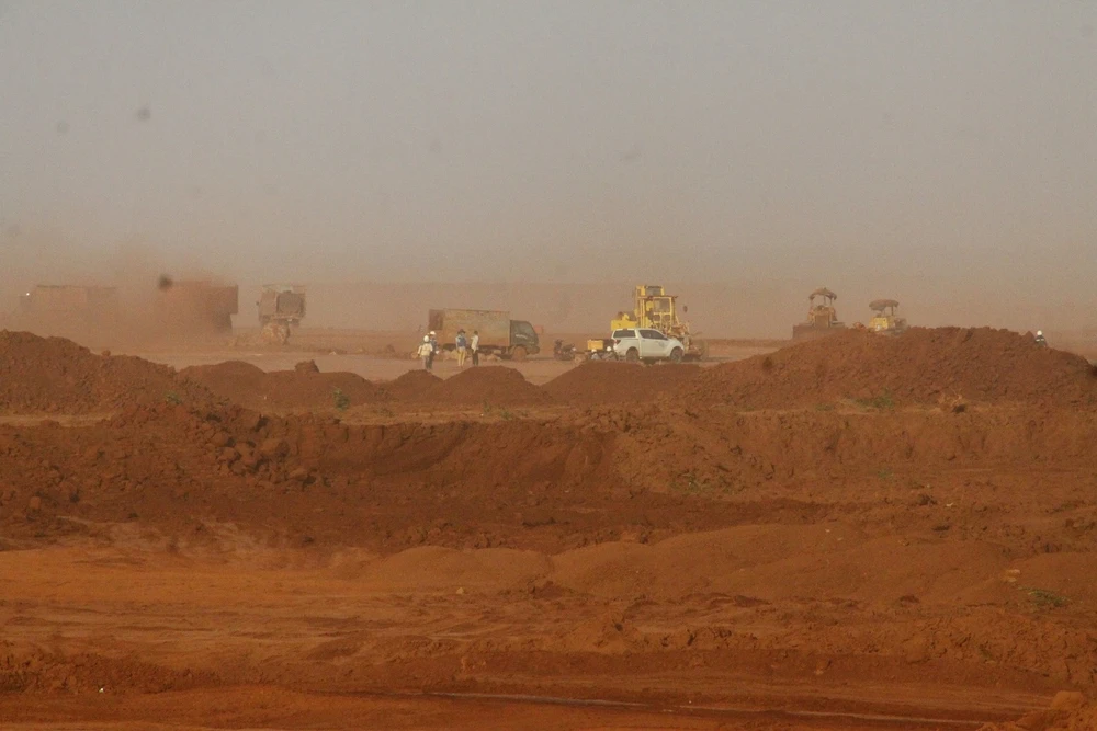 Theo kết quả quan trắc không khí định kỳ từ tháng 4 đến tháng 10-2022 tại khu vực xây dựng sân bay Long Thành phát hiện ô nhiễm bụi vượt quy chuẩn từ 1,02-18,32 lần.