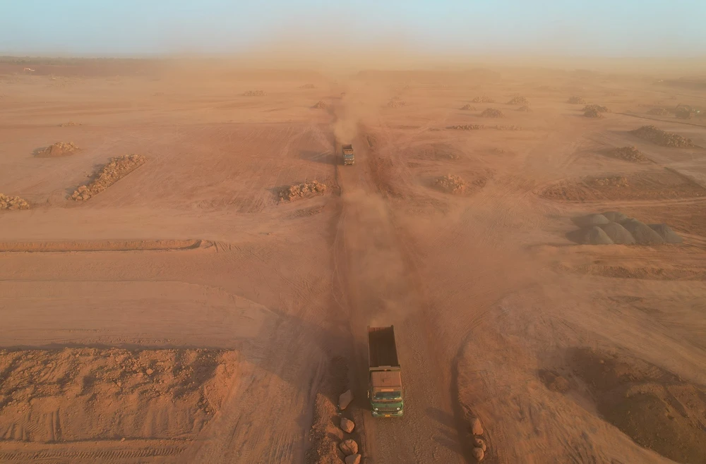 Bụi không chỉ trong công trình sân bay mà cuộn theo gió phát tán hàng chục km, lan cả vào khu dân cư và lan ra những con đường.