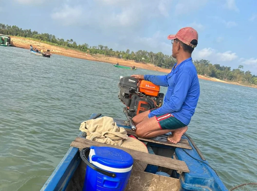 Người dân phối hợp cùng lực lượng chức năng tìm kiếm thi thể thứ 2. Ảnh: NH