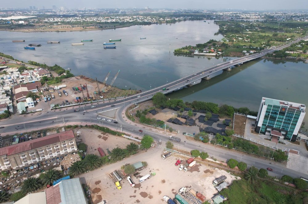 Khu Trung tâm hành chính - Chính trị tỉnh Đồng Nai được xây dựng tại KCN Biên Hòa 1 khi chuyển đổi công năng, khu vực có sẵn hệ thống hạ tầng kỹ thuật thuận lợi, cầu An Hảo đã được xây dựng kết nối giao thông tạo thuận lợi cho việc di dời, đi lại làm việc của các cơ quan và người dân.