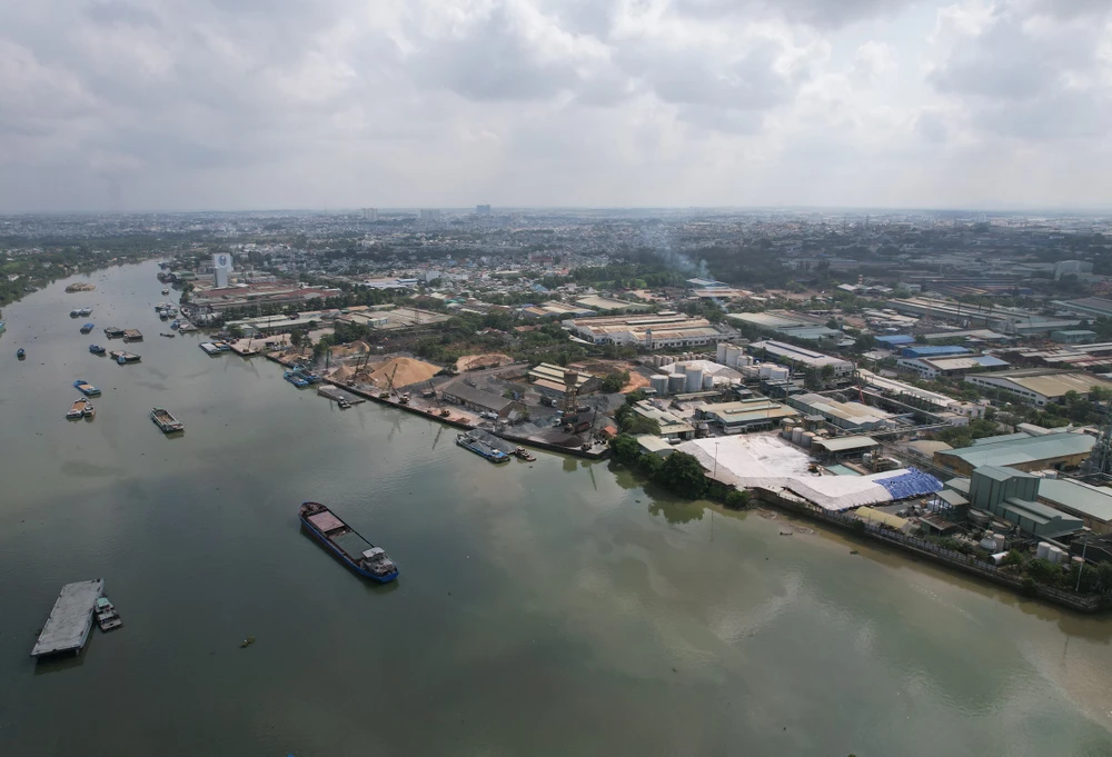 Một góc KCN Biên Hòa 1 được bao bọc bởi dòng sông Cái hiền hòa sẽ chuyển đổi thành khu đô thị thương mại - dịch vụ nhằm tạo điểm nhấn cảnh quan cho đô thị Biên Hòa cũng như giảm thiểu ô nhiễm môi trường nước, bảo vệ nguồn nước sông Đồng Nai.